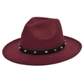 Detail van bordeauxrode wollen fedora hoed met zwarte leren band en zilveren metalen studs - M / Bordeauxrood