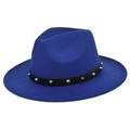 Detail van marineblauwe wollen fedora hoed met zwarte lederen band en metalen studs - M / Blauw