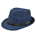 Dettaglio cappello fedora in paglia blu scuro con cinturino in pelle nera e fibbia metallica - Regolabile / Blu navy