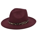 Detail van bordeauxrode wollen fedora hoed met luipaardband en gouden gesp - Bordeauxrood