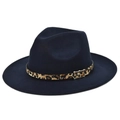 Detail van donkerblauwe wollen fedora met luipaardprint band en gouden gesp - Marineblauw