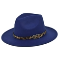 Detail van de marineblauwe wollen fedora hoed met luipaardprint band en gouden gesp - Blauw