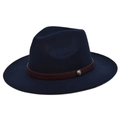 Detail van een marineblauwe wollen fedora hoed met een bruine leren band en metalen gesp - M (56-58cm) / Marineblauw