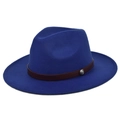 Detail van de marineblauwe wollen fedora hoed met bruine lederen band en metalen gesp - M (56-58cm) / Blauw