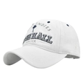 Detalle de gorra de béisbol blanca con bordado negro de JAMAICA y una palmera - Ajustable / Blanco