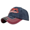 Dettaglio del ricamo NYC e delle cuciture consumate su un berretto da baseball vintage - Regolabile / Blu navy