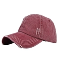 Détail de la casquette de baseball en jean délavé avec trous usés et coutures blanches contrastées - Réglable / Bordeaux