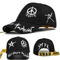 Dettaglio cappello baseball nero graffiti con lunghi cinturini gialli stile industrial - Regolabile / Nero & Cinturino Giallo
