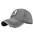 Detailansicht der gewaschenen grauen Baumwollkappe mit Vintage K&K Patch und Destroyed-Effekt - Verstellbar / Grau