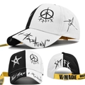 Dettaglio di un berretto da baseball con graffiti e lungo cinturino giallo regolabile - Regolabile / Nero-Bianco Diviso & Cinturino Giallo