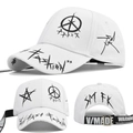 Dettagli dei motivi graffiti e lunghi cinturini neri su un cappellino bianco - Regolabile / Bianco con fascia nera