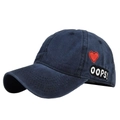 Dettaglio del ricamo a cuore rosso e patch OOPS sul cappellino di cotone blu navy lavato - Regolabile / Blu navy