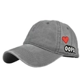 Dettaglio del ricamo a cuore e della toppa Oops sul cappellino da baseball grigio - Regolabile / Grigio