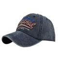 Dettaglio del ricamo su un cappellino da baseball blu navy dal design vintage usato - Regolabile / Blu navy