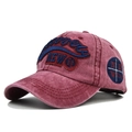 Dettaglio del ricamo 3D e texture lavata vintage sul cappellino da baseball bordeaux - Borgogna