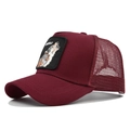 Dettaglio del cappellino trucker bordeaux con ricamo a lupo e pannelli laterali in mesh - Borgogna