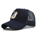 Dettaglio del cappellino trucker blu navy con patch lupo ricamato e rete traspirante - Blu navy