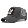 Detailoverzicht van de wolf-borduring en mesh-achterkant op deze donkergrijze trucker pet - donkergrijs