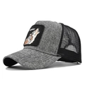Detail van de geborduurde wolf patch en ademend zwart gaas op de trucker pet - Lichtgrijs