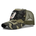 Detail van de lone wolf borduurpatch op camo trucker pet met gebogen klep - Camouflage 2