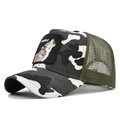 Detail van wolf borduursel en camouflage mesh op een klassieke trucker honkbalpet - Camouflage 3