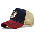 Zijaanzicht van truckerpet met Lone Wolf borduursel en contrasterende stiksels - Rood en Marineblauw
