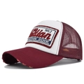 Detail van de rood-witte truckerpet met distressed klep en 3D-geborduurde patch - Verstelbaar / Bordeauxrood