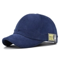 Détail d'une casquette bleue à bord court avec écusson brodé jaune sur le côté - Bleu marine