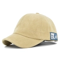 Détail de la casquette kaki montrant l'étiquette carrée bleue sur le côté - Beige