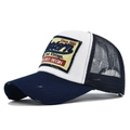 Dettaglio del cappello trucker vintage con ricamo Western e visiera rovinata - Regolabile / Blu navy