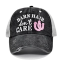 Détail de la broderie Barn Hair Don't Care sur une casquette trucker grise usée - Charbon Blanc-Broderie Rose