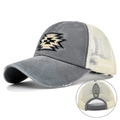 Dettaglio del cappello grigio con ricamo, rete traspirante e foro per coda di cavallo - Regolabile / Grigio