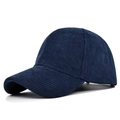 Dettaglio del berretto da baseball in velluto a coste blu scuro con trama a coste - Regolabile / Blu navy