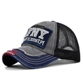 Détail d'une casquette vintage avec broderie FNY 3D et design en maille vieillie - Réglable / Bleu marine et gris