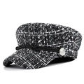 Dettaglio del berretto newsboy in tweed bianco e nero con bottone d'ancora argento - M / Grigio
