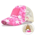 Detail van roze tie-dye baseballpet met mesh en elastische kruislings gat voor paardenstaart - Verstelbaar / Rood