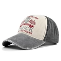 Detalle de gorra vintage con estampado de calavera y borde de visera desgastado - Ajustable / Gray and Army Green