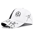 Berretto da baseball con graffiti bianco e nero e anelli metallici sulla tesa curva - Regolabile / Bianco/Nero con Anelli in Metallo