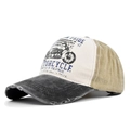 Dettaglio della visiera usurata e della stampa moto vintage sul cappello da baseball - Regolabile / Nero+Cachi