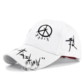 Dettaglio del berretto da baseball graffiti bianco con anelli metallici e stampa nera - Regolabile / Bianco con Anelli in Metallo