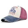 Dettaglio della grafica moto vintage su cappellino da baseball in cotone invecchiato patchwork - Regolabile / Blu navy e rosso vino