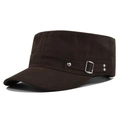 Dettaglio del cappello militare marrone con cinturino laterale, fibbia in argento e rivetti - Stile Fibbia Rivetto Laterale / Caffè (Stile Cinturino Laterale)