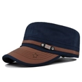 Dettaglio del cappello militare con tesa in pelle marrone e placca metallica logo FS Fashion - Regolabile / Blu navy