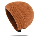 Détail d'un bonnet en tricot marron avec sangle réglable et texture en laine bouclée - Taille unique / Café