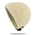 Détail du bonnet en maille gaufrée beige avec sangle réglable noire et boucle de serrage - Taille unique / Kaki