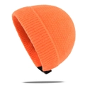 Détail du bonnet en maille orange vif avec texture côtelée verticale et laine douce chaude - Taille unique / Orange
