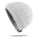 Détail du bonnet en maille gris clair avec sangle réglable et doublure épaisse sur blanc - Taille unique / Gris clair