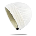 Détail du bonnet en tricot blanc avec revers épais et texture de laine moelleuse - Taille unique / Blanc