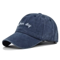 Dettaglio macro del ricamo 3D Bad Hair Day sulla trama del cappellino lavato - Regolabile / Blu navy