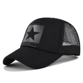 Dettaglio del cappellino trucker nero con stampa a stella e rete posteriore traspirante - Nero